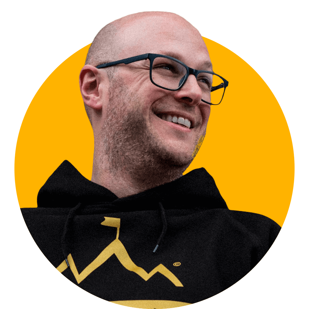 Portrait Paul Josef Schmidt vor einem gelben Kreis