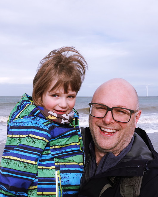 Paul mit Tochter am Strand